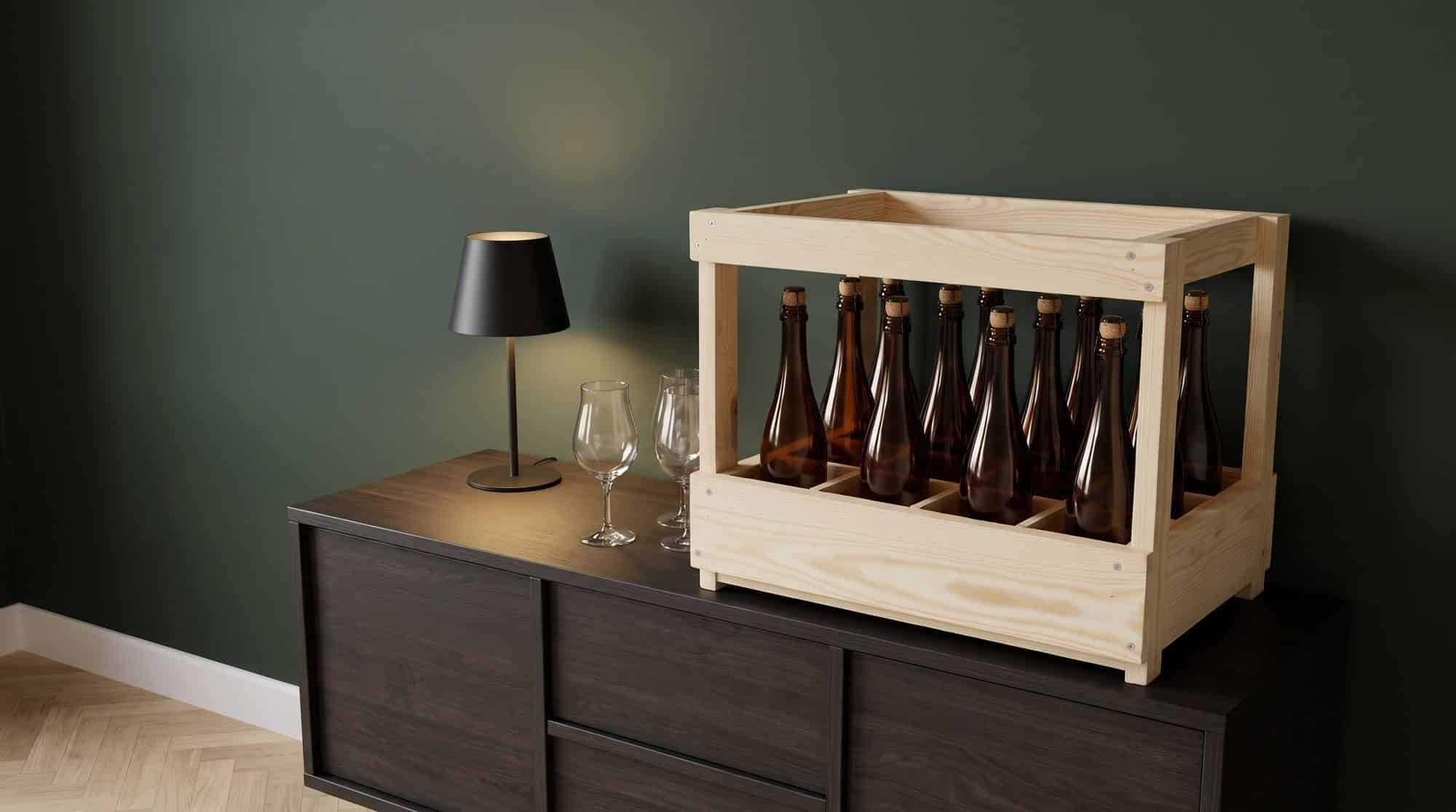 Casier à bière en bois pour 12 bouteilles de 75 cl sur un buffet sombre, lampe noire et verres tulipe