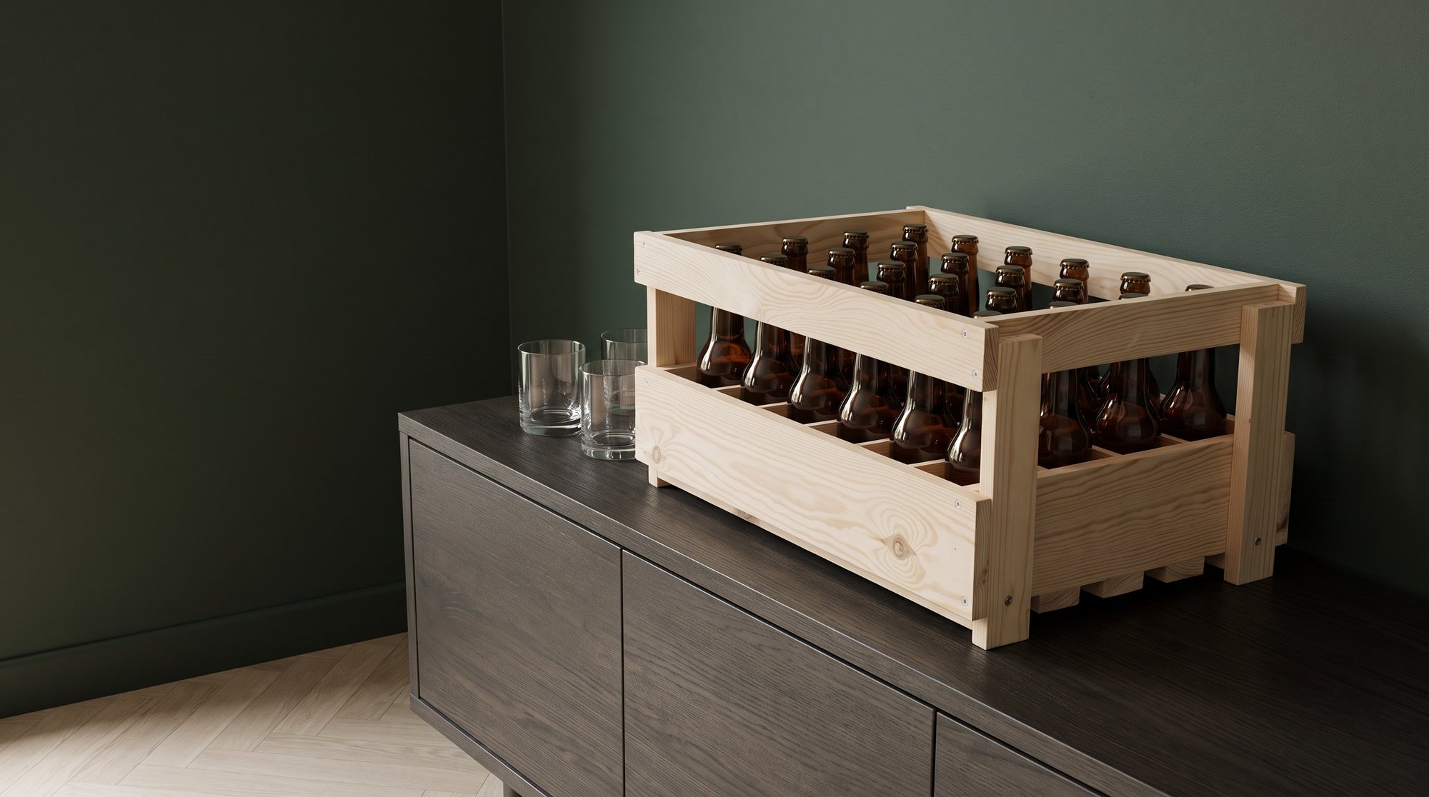 Casier à bière en bois neuf de 24 cases rempli de bouteilles Steinie de 33 cl, sur un buffet sombre devant un mur vert